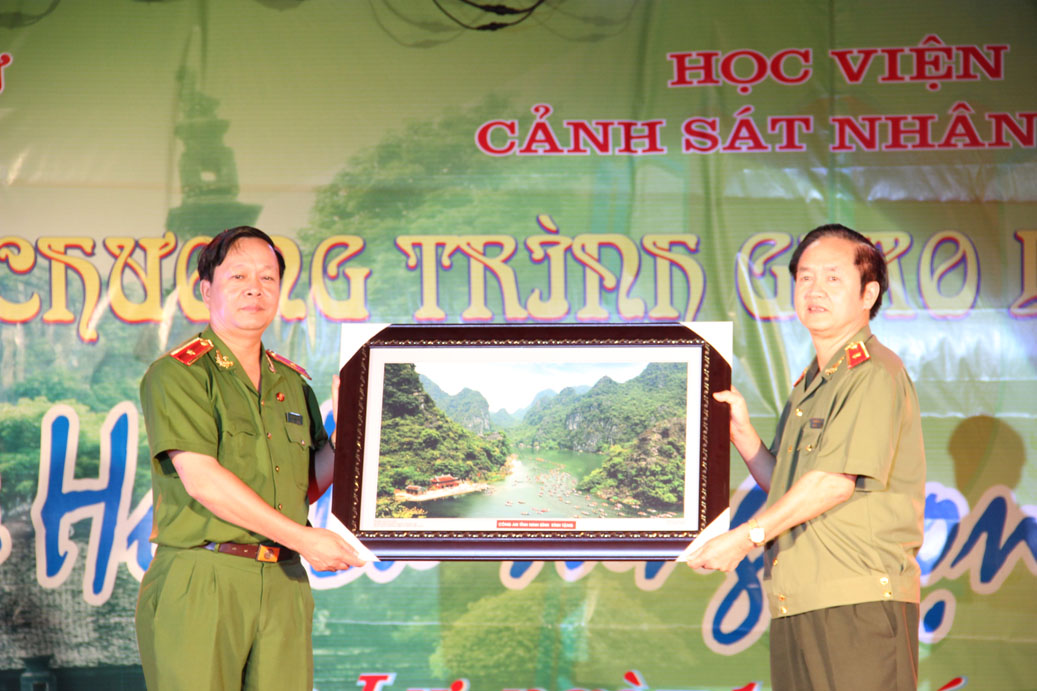 Thiếu tướng Phạm Đức Hoà, TVTU, Giám đốc Công an tỉnh Ninh Bình tặng quà lưu niệm Học viện CSND